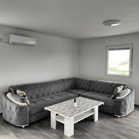 Vikendica Sa Bazenom Stasa * バニャ・ルカ